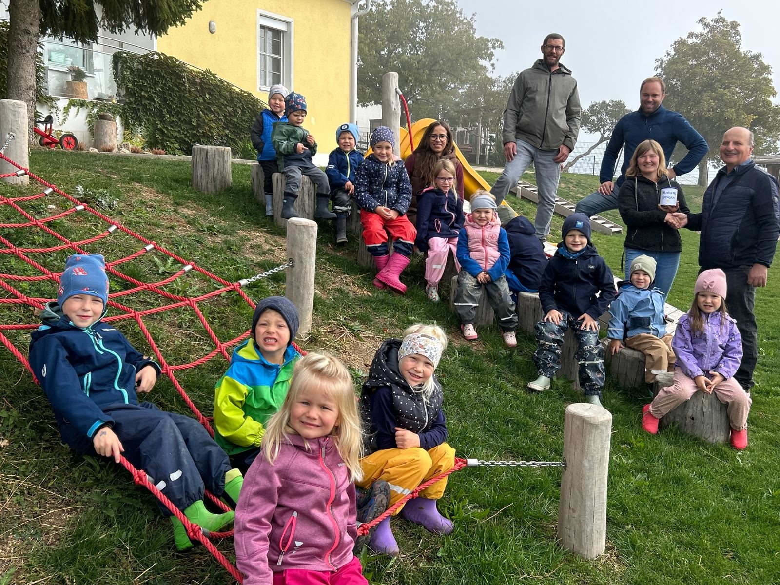 Spendenübergabe der Dorferneuerung und der Bäuerinnen an den Elternbeirat des Kindergartens